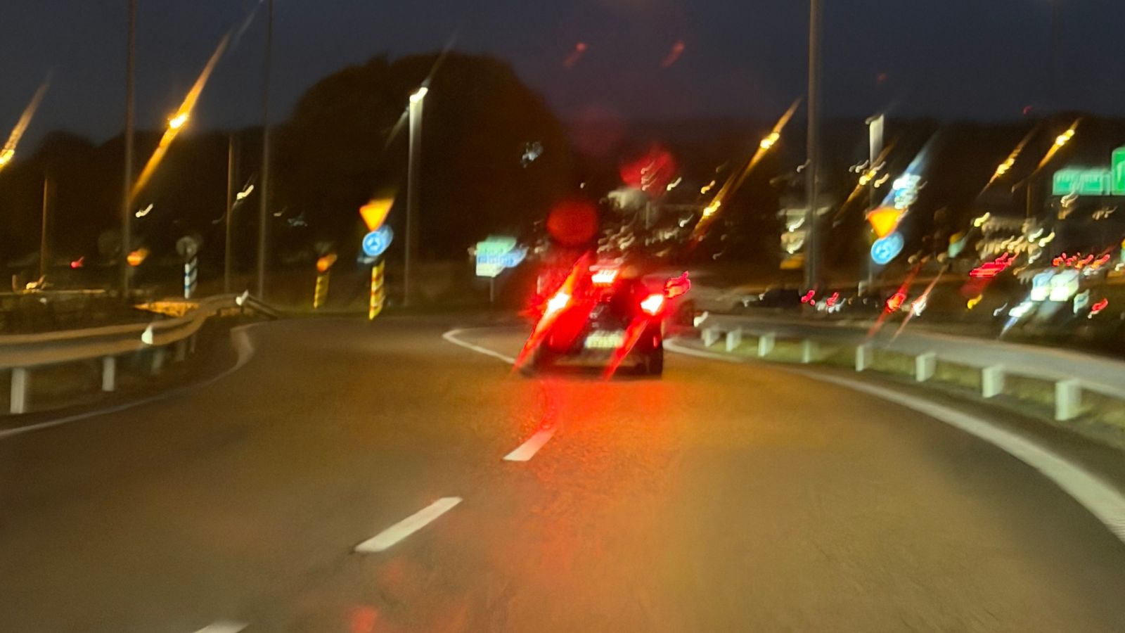 Mörkerkörning i regn – Blåå Optikstudio Mörkerkörning i regn med bländande strålkastare och ljusreflexer på våt väg